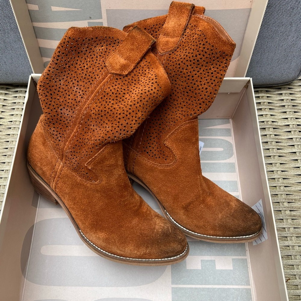 BCBG Tan Heeled Boots Western Style